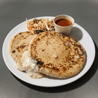 Pollo / Queso Pupusa
